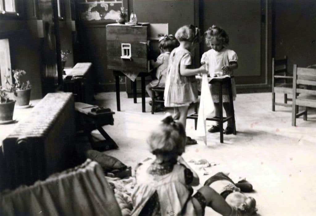 Kinderen in de Roggeveenstraat, 1943-1946, uit het album van Gea Venema, foto W.F. van Es