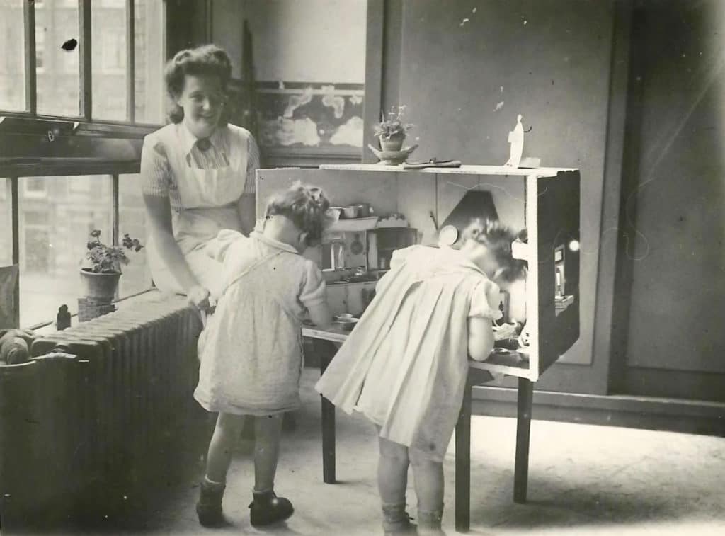 Gea Venema als kinderverzorgster aan de Roggeveenstraat van Hulp voor Onbehuisden, tussen 1943 en 1946
