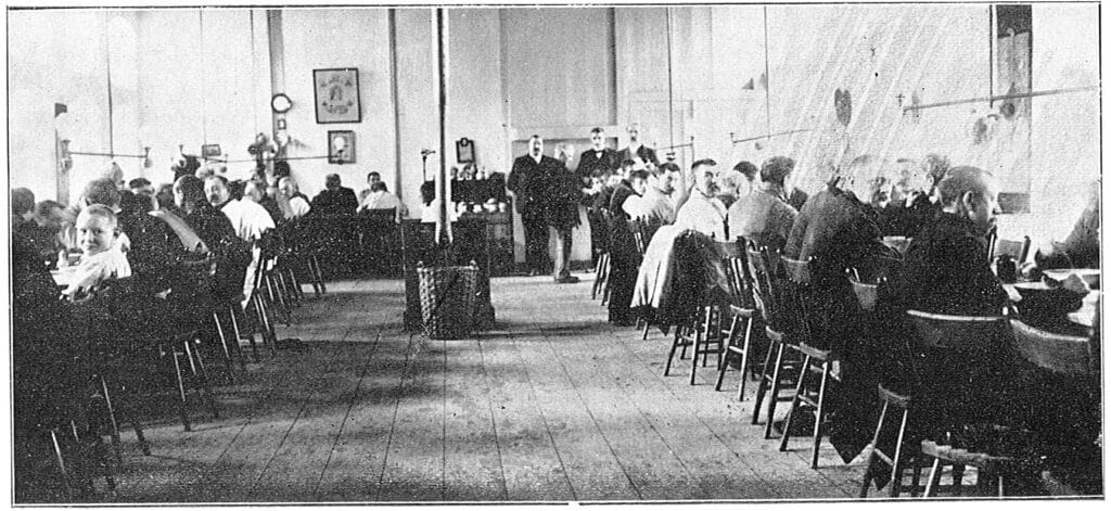 Eetzaal Oud Buitengasthuis van Hulp voor Onbehuisden, foto uit De Week, 1907