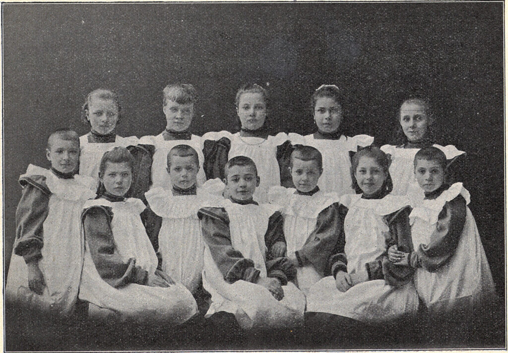 Twaalf van onze zestig meisjes, luidt het onderschrift in het tijdschrift van Hulp voor Onbehuisden in 1907
