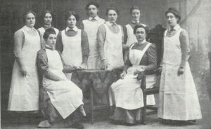 Hoofdzuster en zusters van de zuigelingenafdeling van HvO, 1912