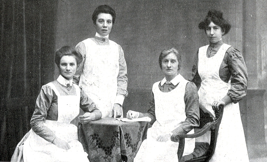 Hoofdzuster en zusters van de kinderafdeling van HvO in 1912