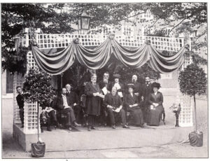 Bestuur en directie HvO tijdens het jubileum op 12 september 1913, Oud Buitengasthuis, met rechts naast de staande voorzitter Blankenberg het echtpaar Jonker
