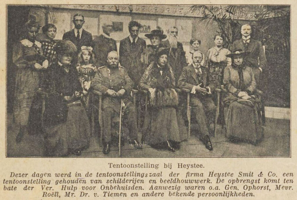 De Tilburgsche Courant publiceert op 25 november een foto van de opening van de tentoonstelling ten bate van HvO