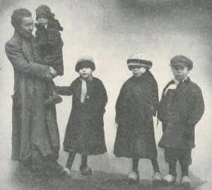 Armoedig gezin, foto uit brochure HvO, 1919