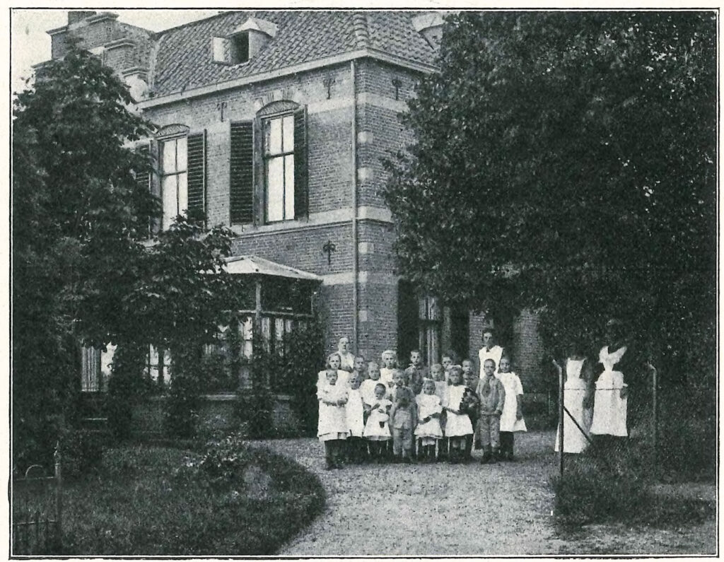 Kinderen en begeleiders bij het herstellingsoord van Hulp voor Onbehuisden in Nunspeet, 1919