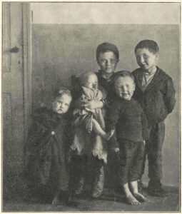 Foto uit HvO-blad, 1920, bij artikel over bedelende kinderen
