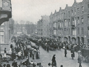 De begrafenisstoet van mevrouw Jonker in de Tweede Constantijn Huygensstraat in 1921