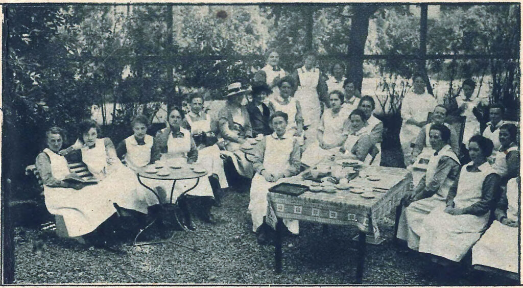 ‘Het theeuurtje der verpleegsters in den tuin,’ luidt het onderschrift in tijdschrift De Stad Amsterdam in 1921