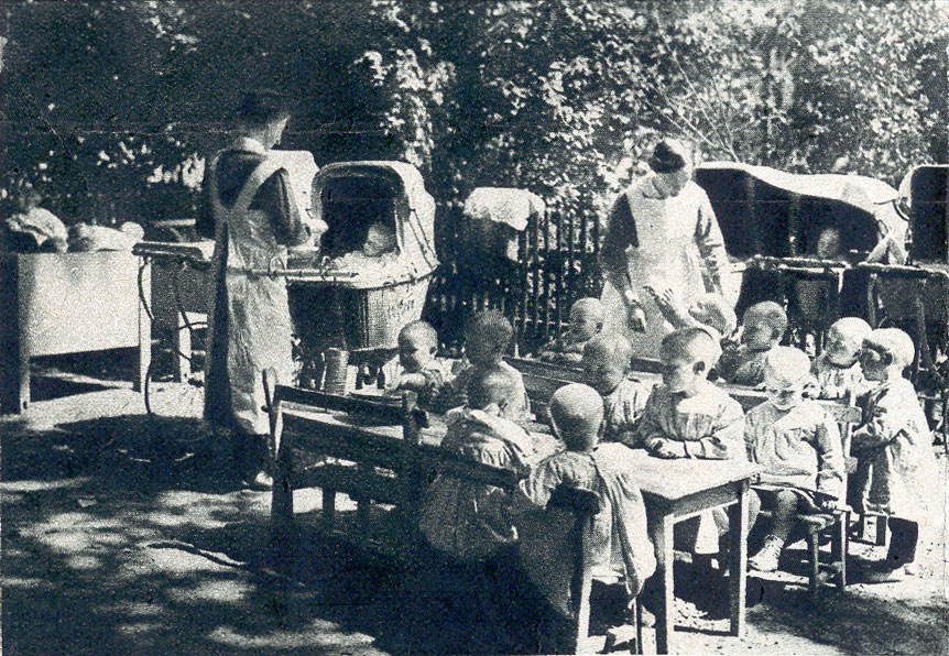 Kinderen spelen in de tuin, Oud Buitengasthuis van HvO in 1921