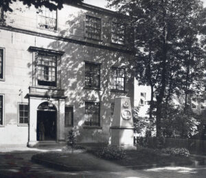 De entree van het Oud Buitengasthuis van HvO, 1924
