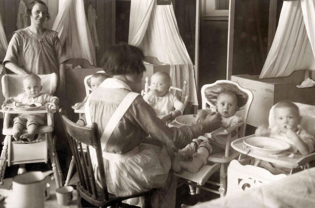 Baby’s in kinderstoelen worden gevoed, Oud Buitengasthuis van HvO, foto uit Het Leven, 1925