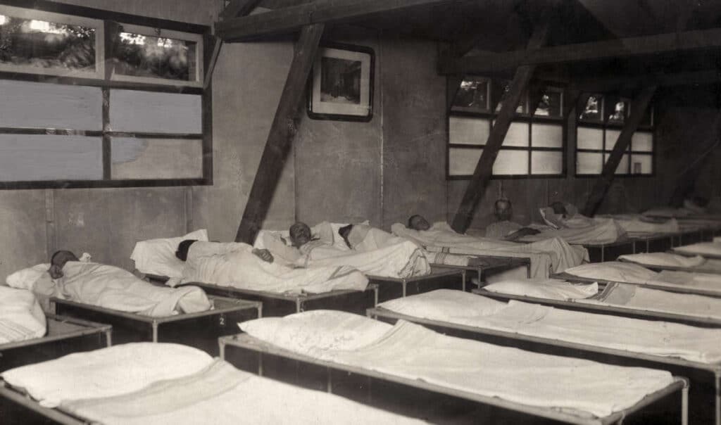 Mannen liggen te slapen op slaapzaal van het Oud Buitengasthuis van HvO, 1925, foto uit Het Leven