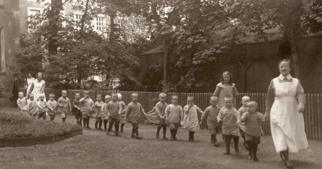 Kinderen van Hulp voor Onbehuisden aan de wandel in 1925, foto uit Het Leven