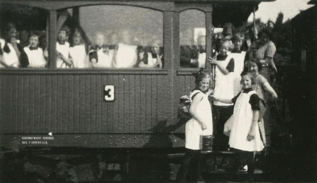 De kinderen van HvO met vakantie in 1926, hier in het lokaaltje van Nunspeet naar Elburg