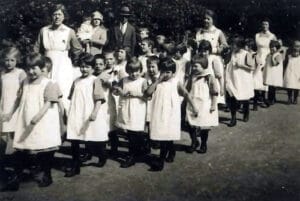 Kinderen van HvO wandelen in het Vondelpark, 1926