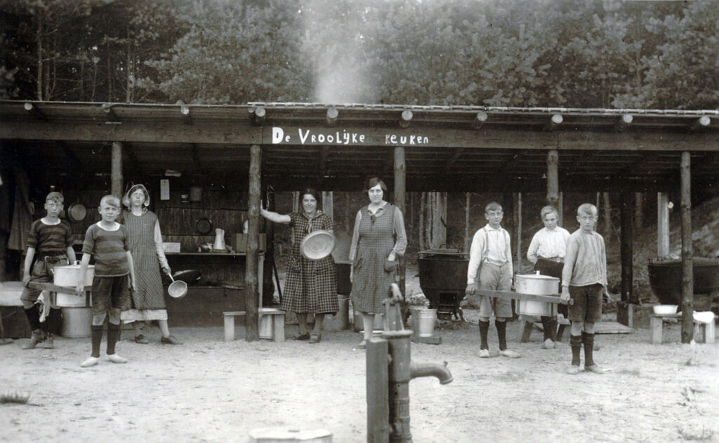 De vroolijke keuken, de veldkeuken van het vakantiekamp van HvO in 1927