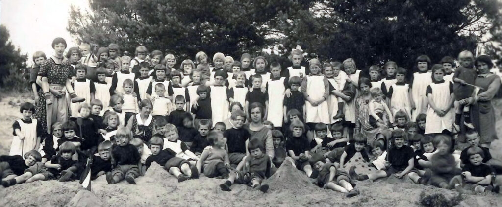 Zomervakantie 1927, de meisjes van Hulp voor Onbehuisden in het zand van de Veluwe