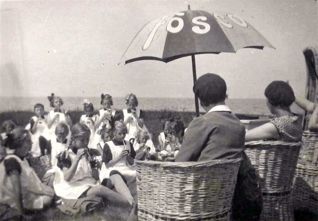 Vakantie van HvO in 1928. Fosco op de parasol is de naam van een verdwenen cacaodrank en misschien ook wel wat de kinderen drinken.