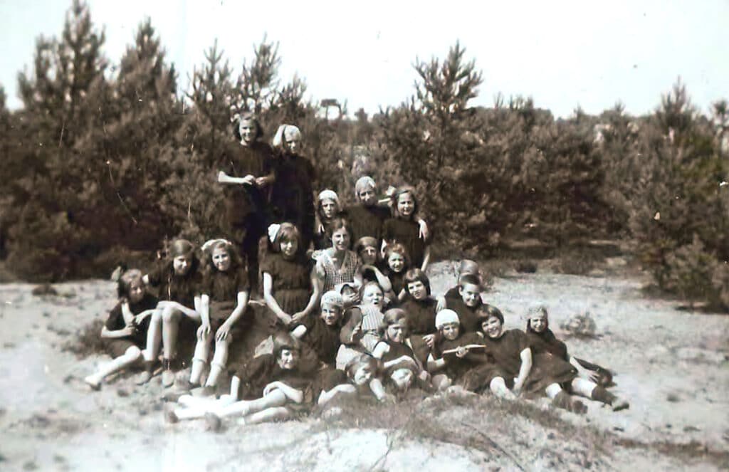 Kinderen en begeleiders van Hulp voor Onbehuisden, vakantiekamp 1928