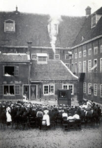 Poppenkast bij HvO op de binnenplaats van het Oude Buitengasthuis in 1929