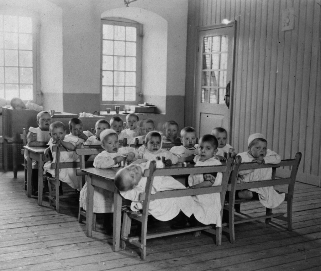Klasje met jonge kinderen in het Oud Buitengasthuis van Hulp voor Onbehuisden in de jaren twintig