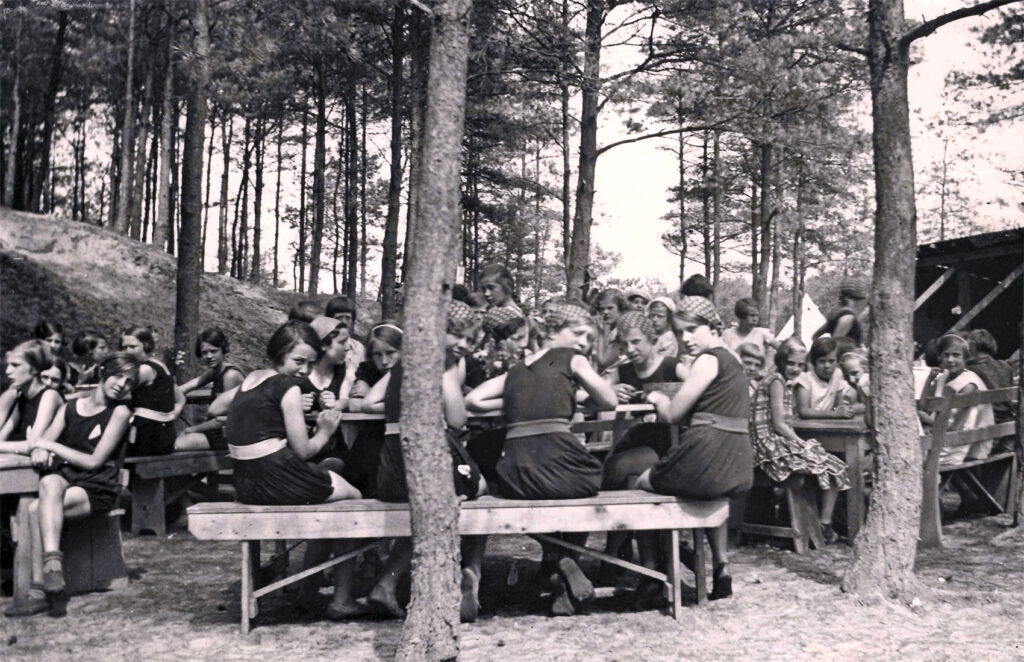 Buiten eten bij vakantiekamp Saxenheim van Hulp voor Onbehuisden, eind jaren ’20