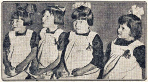 Kinderen van HvO kijken poppenkast, Algemeen Handelsblad 20 mei 1930