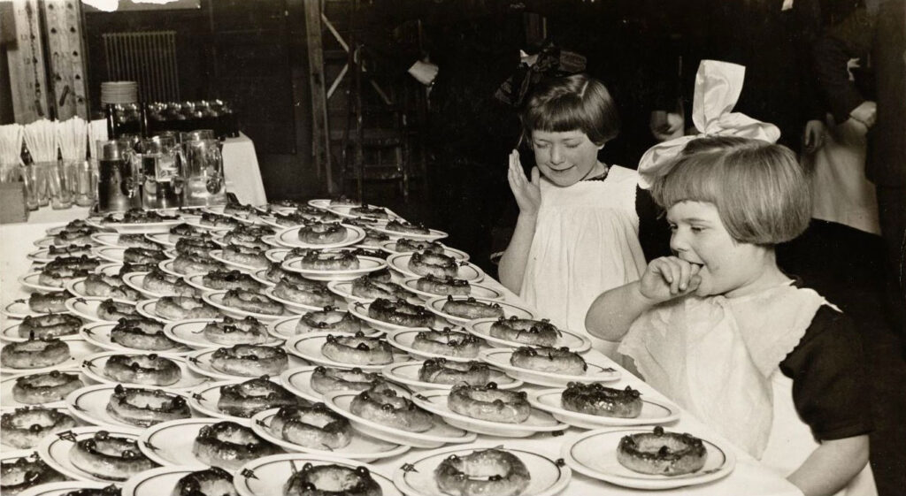 Feestmaaltijd voor kinderen van Hulp aan Onbehuisden in het A.M.V.J.-gebouw, aangeboden door de Horecaf, 1930