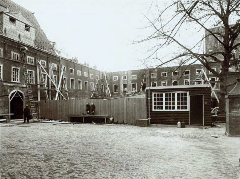 De afbraak van een deel van het Oud Buitengasthuis van Hulp voor Onbehuisden, oktober 1931