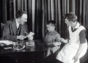 P.C. Faber met een pupil en een zuster in 1930