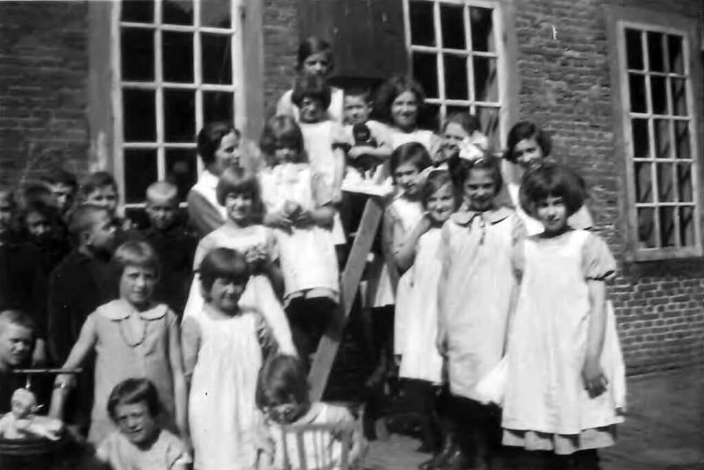Kinderen op de binnenplaats van het Oud Buitengasthuis van Hulp voor Onbehuisden, juni 1931