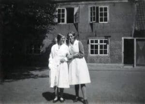 Twee zusters op de binnenplaats van het Oud Buitengasthuis van HvO, juni 1931