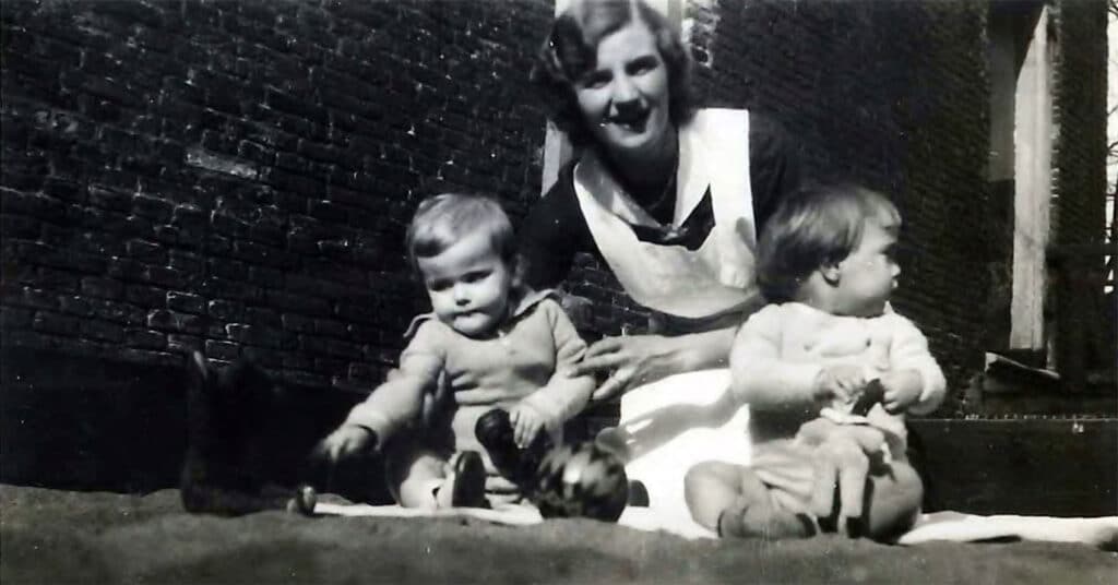 Een zuster met twee kinderen van HvO in de zandbak bij het Oud Buitengasthuis, 1933. De knaap links is Japie Pruis