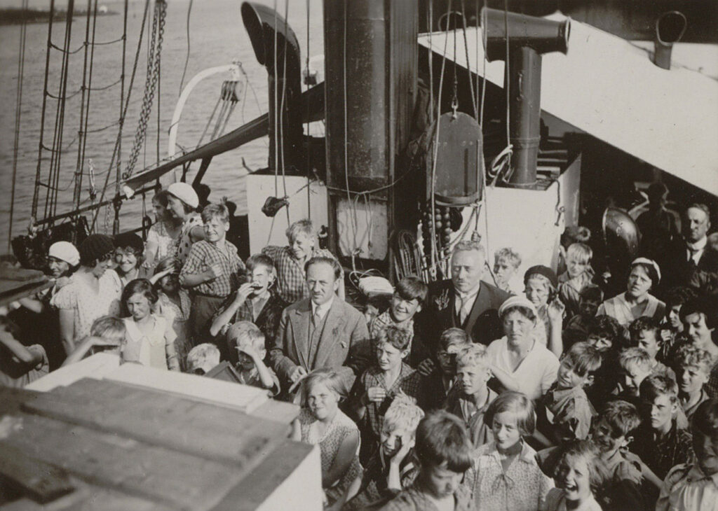 De jaarlijkse tocht naar het vakantiekamp op de Veluwe begint ook in 1933 met een boottocht naar Harderwijk. In het midden, voor de mast, P.C. Faber, directeur van de vrouwen- en kinderenafdeling.
