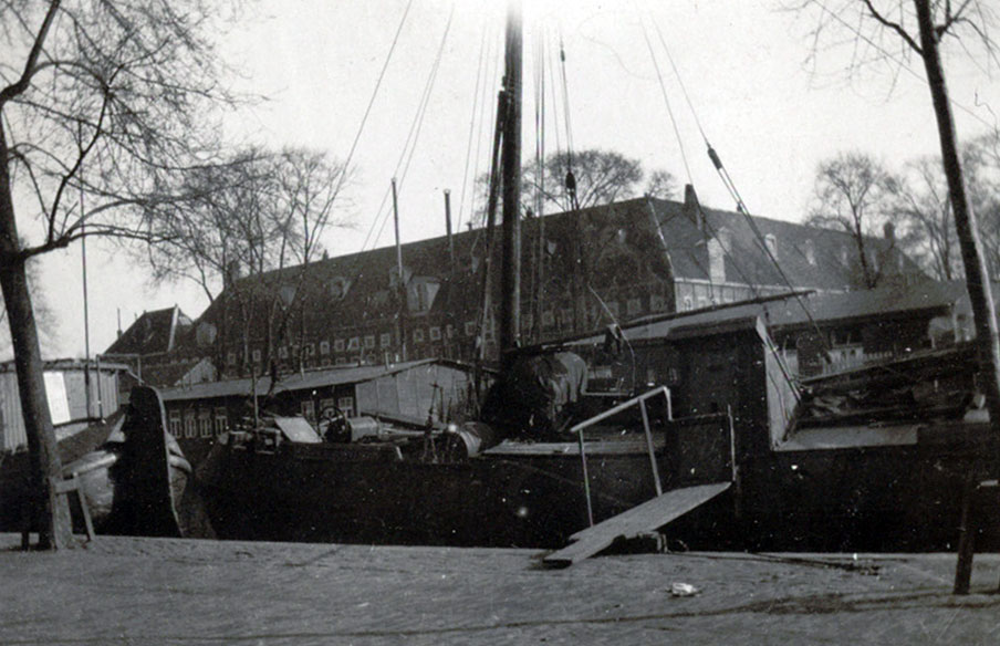 Het Oud Buitengasthuis van HvO in 1933 gezien vanaf de Jacob van Lennepkade
