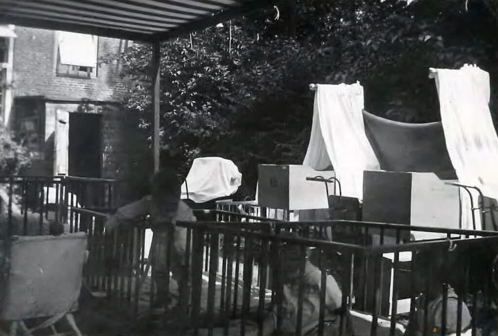Baby’s in de tuin van het Oud Buitengasthuis van Hulp voor Onbehuisden in 1935