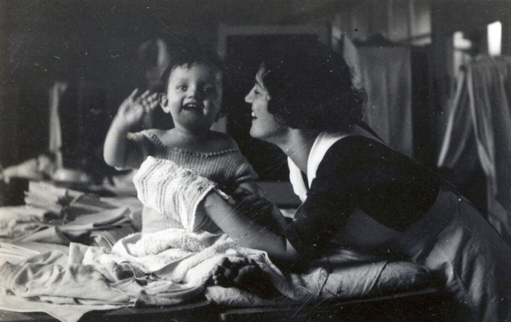 Verpleegde Freddy Wertheim en zuster Chardomans van HvO in 1935