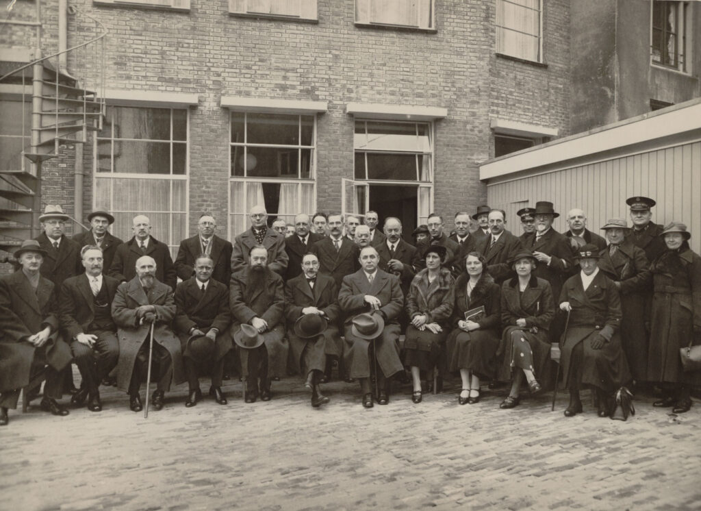 Bestuur, directie, medewerkers en genodigden bij de opening van het nachtasiel aan de Weesperzijde in 1936