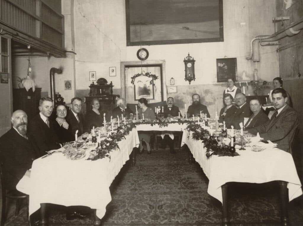 Bestuur en directie van HvO nemen in 1937 symbolisch afscheid van het Oud Buitengasthuis met een laatste diner in het pand