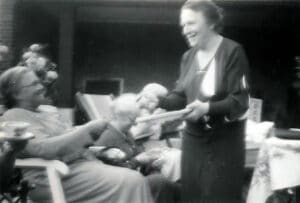 Mejuffrouw C.S. van Ouwenaller (rechts), directrice van de vrouwen- en kleuterafdeling van HvO, 1937
