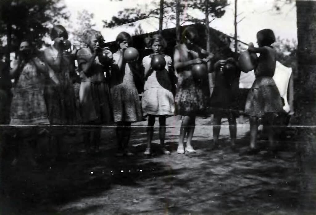 Feest in vakantiekamp Saxenheim van HvO, 1937