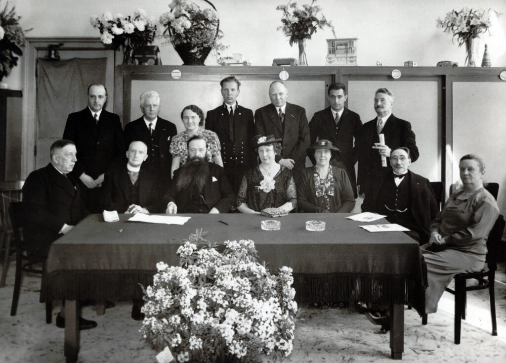 Het bestuur en directie van Hulp voor Onbehuisden in 1938. Vooraan, tweede van rechts, de voorzitter A.J. Mendes da Costa, derde van links, met baard, hoofddirecteur Honing