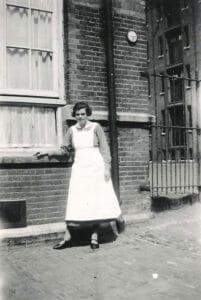 Carla, een medewerker van HvO, Roggeveenstraat, juni 1938