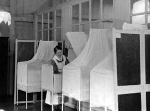 Babyzaal van Hulp voor Onbehuisden in het Oud Buitengasthuis, jaren '30