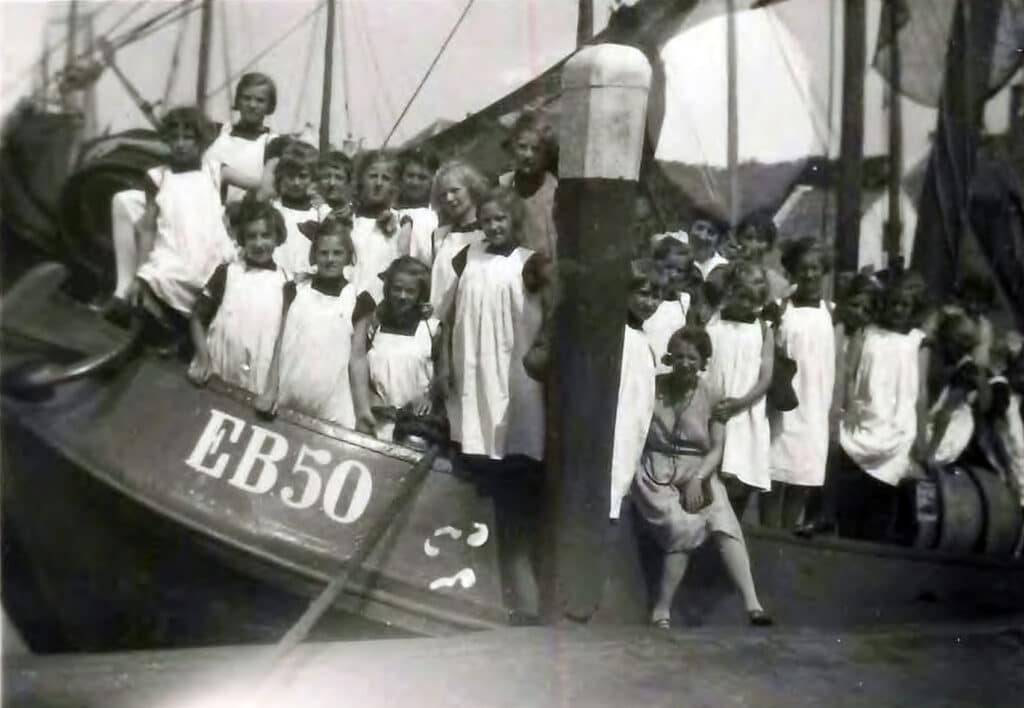 Kinderen van HvO tijdens de vakantie op de boot in Elburg, 1937