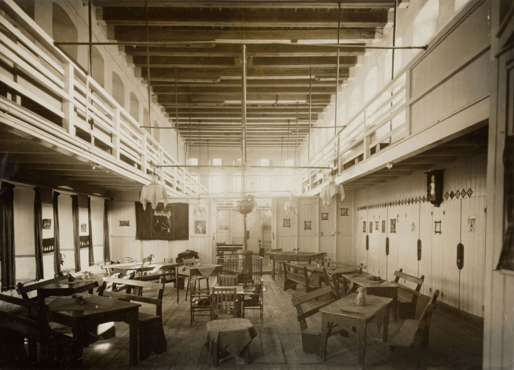 Een zaal op de begane grond van het Oud Buitengasthuis van Hulp voor Onbehuisden in de jaren ’30