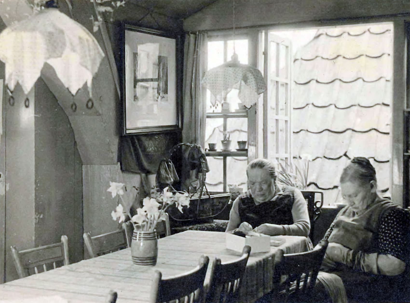 Bewoonsters van HvO in het Oude Buitengasthuis aan het handwerken, begin jaren '30
