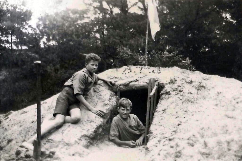 Twee jongens tijdens een vakantiekamp van Hulp voor Onbehuisden, jaren ’30