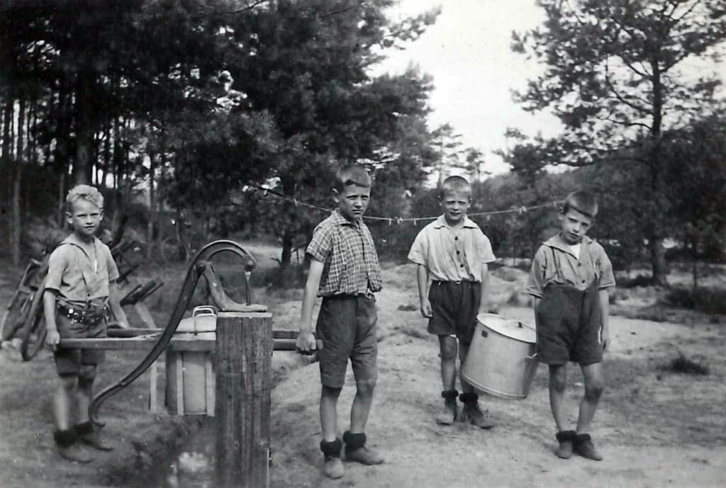 Jongens van Hulp voor Onbehuisden op vakantiekamp in Nunspeet, jaren '30